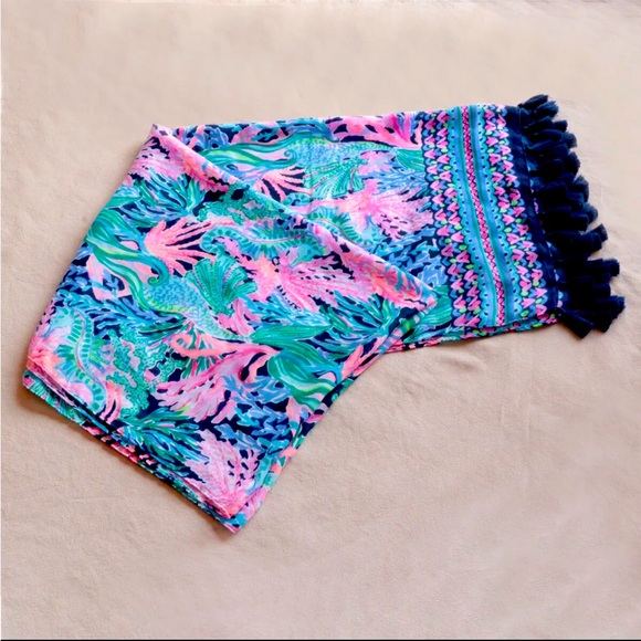 RARE LILLY PULITZER RESORT
SCARF WRAP LILLIAN
OVERSIZED BLANKET
ENGINEERED WRAP - Picture 4 of 8